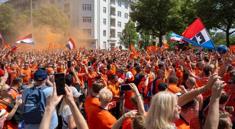 Fussball, Herren, Saison 2023 24, UEFA EURO, EM, Europameisterschaft,Fussball EM 2024, Gruppe D (3. Spieltag) in Berlin, Niederlande - Österreich, Fanmarsch der Fans der Niederlande, hier Heerstraße, Links Rechts, Snollebollekes, 25.06. 2024, Copyright: xMatthiasxKochx