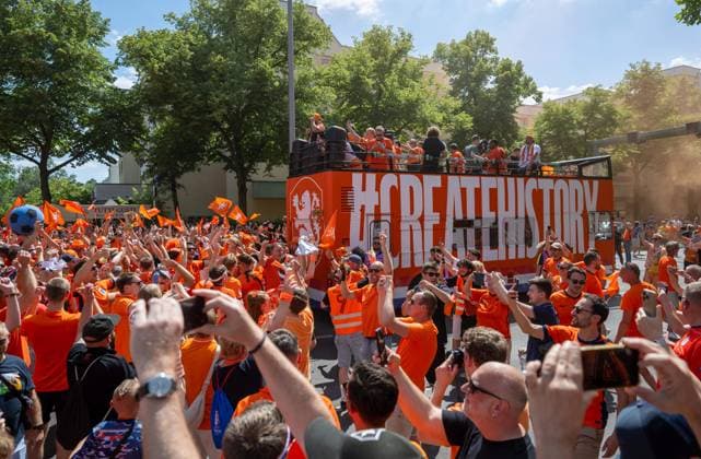 Fussball, Herren, Saison 2023 24, UEFA EURO, EM, Europameisterschaft,Fussball EM 2024, Gruppe D (3. Spieltag) in Berlin, Niederlande - Österreich, Fanmarsch der Fans der Niederlande, hier Heerstraße, 25.06. 2024, Copyright: xMatthiasxKochx