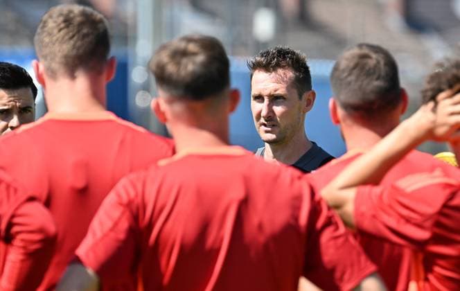 Sport Themen der Woche KW26 Sport Bilder des Tages 25.06.2024 - Fussball - 2. Fussball - Bundesliga - Saison 2024 2025 - 1. FC Nürnberg Nuernberg FCN ( Club ) - Training Trainingsauftakt Saisonauftakt - Sportfoto Zink - xwoxzix - Miroslav Klose ( Trainer 1. FC Nürnberg FCN ) spricht zu Mannschaft Team *** 25 06 2024 Soccer 2 Soccer Bundesliga Season 2024 2025 1 FC Nürnberg Nuernberg FCN Club Training Training Kick-off Season Kick-off Sport photo Zink xwoxzix Miroslav Klose Coach 1 FC Nürnberg FCN speaks to Team Team