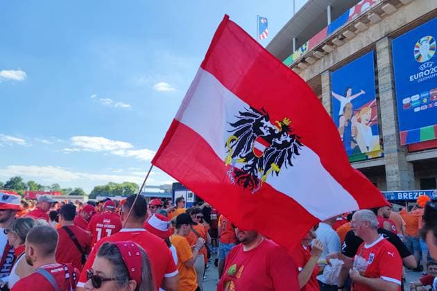Berlin, Deutschland, 25.06.2024: Olympiastadion: Fußball-EM 2024, Gruppe D, Niederlande - Österreich: Österreichische Fans vor dem Stadion, etwa eine Stunde vor Anpfiff Copyright: xdtsxNachrichtenagenturx dts_41683