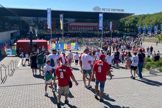 Fans aus Polen und Frankreich am Einlass ins Stadion an der Westfalenhalle - Dortmund 25.06.2024: Frankreich vs. Polen, EURO2024 M32, Gruppe D, EM-Arena Dortmund