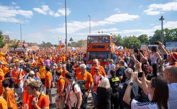 Fussball, Herren, Saison 2023 24, UEFA EURO, EM, Europameisterschaft,Fussball EM 2024, Gruppe D (3. Spieltag) in Berlin, Niederlande - Österreich, Fanmarsch der Fans der Niederlande, hier Heerstraße, 25.06. 2024, Copyright: xMatthiasxKochx