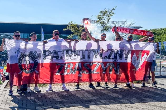 Polinsche Fans feiern mit Banner, Schal und Bengalo am Einlass ins Stadion an der Westfalenhalle - Dortmund 25.06.2024: Frankreich vs. Polen, EURO2024 M32, Gruppe D, EM-Arena Dortmund