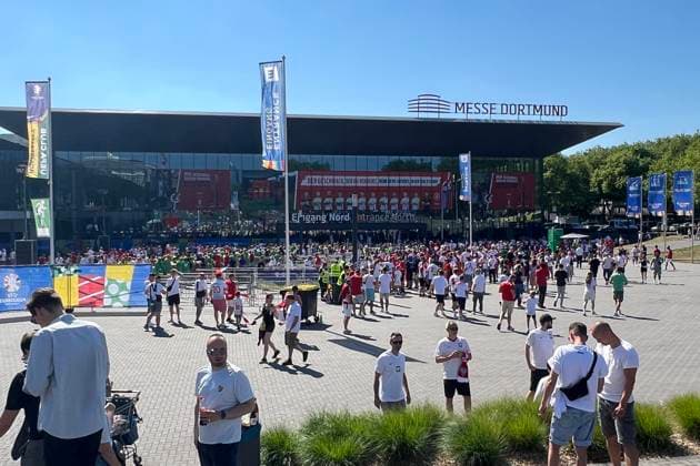 Fans am Einlass ins Stadion an der Westfalenhalle - Dortmund 25.06.2024: Frankreich vs. Polen, EURO2024 M32, Gruppe D, EM-Arena Dortmund
