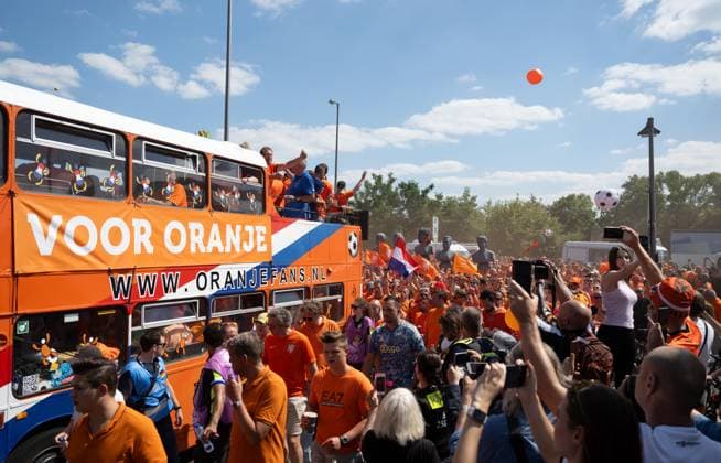 Fussball, Herren, Saison 2023 24, UEFA EURO, EM, Europameisterschaft,Fussball EM 2024, Gruppe D (3. Spieltag) in Berlin, Niederlande - Österreich, Fanmarsch der Fans der Niederlande, hier Heerstraße mit Fanbus, 25.06. 2024, Copyright: xMatthiasxKochx