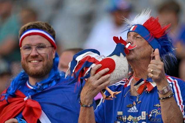 25.06.2024, Fussball UEFA EURO, EM, Europameisterschaft,Fussball 2024, Vorrunde, 3.Spieltag, Frankreich - Polen, im BVB-Stadion in Dortmund, französischer Fan mit lustiger Kopfbedeckung, französischen Bart und einem Hahn