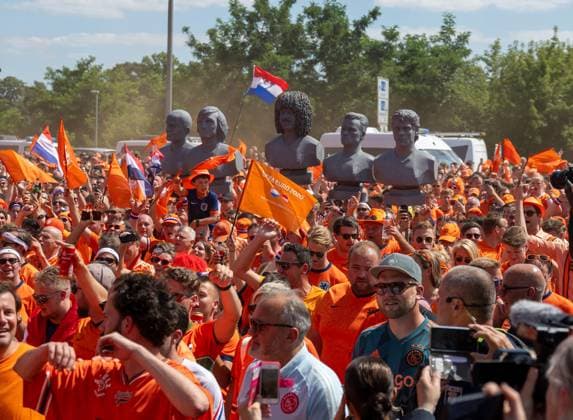 Sport Bilder des Tages Fussball, Herren, Saison 2023 24, UEFA EURO, EM, Europameisterschaft,Fussball EM 2024, Gruppe D (3. Spieltag) in Berlin, Niederlande - Österreich, Fanmarsch der Fans der Niederlande, hier Heerstraße, hinten Helden des niederländischen Fußball, v. l. Arjen Robben, Johan Cruyff, Ruud Gullit, Dennis Bergkamp, Marco van Basten, 25.06. 2024, Copyright: xMatthiasxKochx