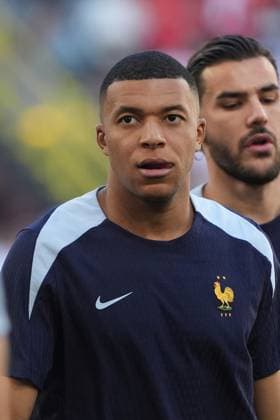 Kylian MbappÃ (Frankreich, France, 10) beim Aufwärmen ohne Maske nach dem Nasenbeinbruch - Dortmund 25.06.2024: Frankreich vs. Polen, EURO2024 M32, Gruppe D, EM-Arena Dortmund