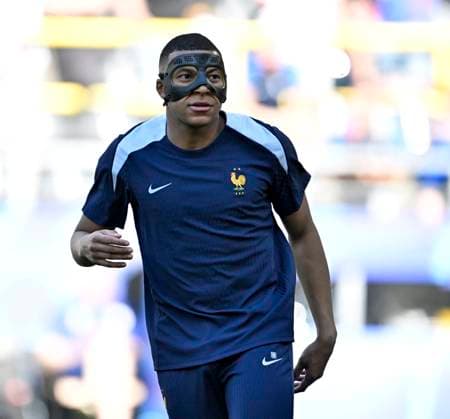 25.06.2024, Fussball UEFA EURO, EM, Europameisterschaft,Fussball 2024, Vorrunde, 3.Spieltag, Frankreich - Polen, im BVB-Stadion in Dortmund, Kylian Mbappe (Frankreich) mit Gesichtsmaske
