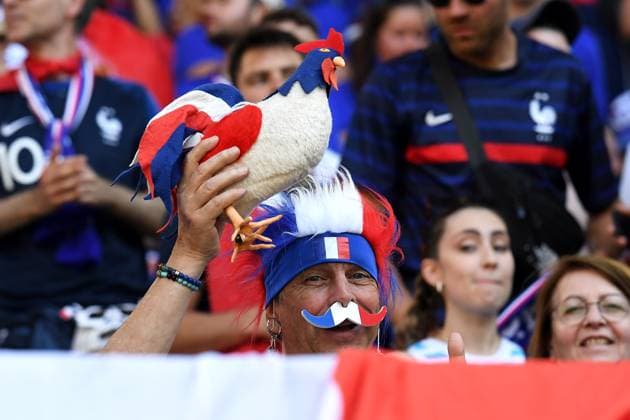 Fußball UEFA EURO, EM, Europameisterschaft,Fussball 2024 Gruppenphase 3. Spieltag Frankreich - Polen am 25.06.2024 im BVB Stadion Dortmund in Dortmund Frankreich Fan mit Hahn, Schnurrbart und Perücke