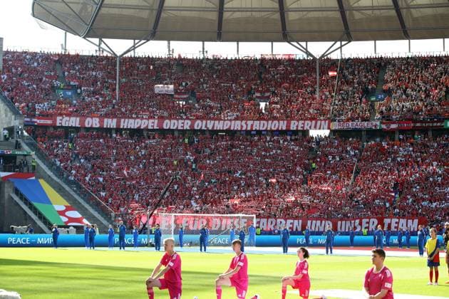 25.06.2024, xtgx, Fussball EM 2024, Niederlande - Österreich emspor, v.l. Emotionen, Fans, Stimmung, Fahnen, Logo, Zuschauer, Trikots, Österreich (DFL DFB REGULATIONS PROHIBIT ANY USE OF PHOTOGRAPHS as IMAGE SEQUENCES and or QUASI-VIDEO) Berlin