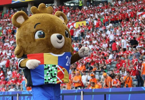 25.06.2024, xtgx, Fussball EM 2024, Niederlande - Österreich emspor, v.l. Das offizielle Maskottchen der UEFA EURO, EM, Europameisterschaft,Fussball 2024 heißt Albärt (DFL DFB REGULATIONS PROHIBIT ANY USE OF PHOTOGRAPHS as IMAGE SEQUENCES and or QUASI-VIDEO) Berlin