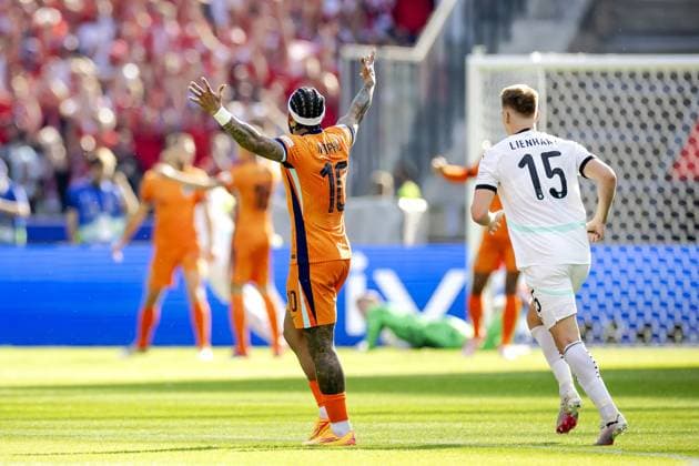 BERLIN - Memphis Depay of Holland reacts to the 0-1 for Austria during the UEFA EURO, EM, Europameisterschaft,Fussball 2024 group D match between the Netherlands and Austria at the Olympiastadion on June 25, 2024 in Berlin, Germany. ANP KOEN VAN WEEL UEFA EURO 2024 2024 xVIxANPxSportx xxANPxIVx 502040719 originalFilename: 502040719.jpg