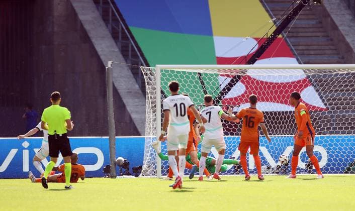 Sport Bilder des Tages 25.06.2024, xtgx, Fussball EM 2024, Niederlande - Österreich emspor, v.l. Bryan Brobbey (Niederlande) Eigentor 1:0 Österreich, Patrick Wimmer (Oesterreich), Alexander Prass (Oesterreich) (DFL DFB REGULATIONS PROHIBIT ANY USE OF PHOTOGRAPHS as IMAGE SEQUENCES and or QUASI-VIDEO) Berlin