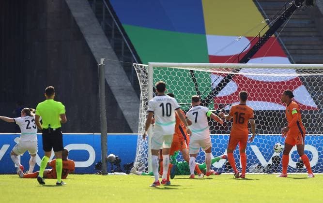 25.06.2024, xtgx, Fussball EM 2024, Niederlande - Österreich emspor, v.l. Bryan Brobbey (Niederlande) Eigentor 1:0 Österreich, Patrick Wimmer (Oesterreich), Alexander Prass (Oesterreich) (DFL DFB REGULATIONS PROHIBIT ANY USE OF PHOTOGRAPHS as IMAGE SEQUENCES and or QUASI-VIDEO) Berlin