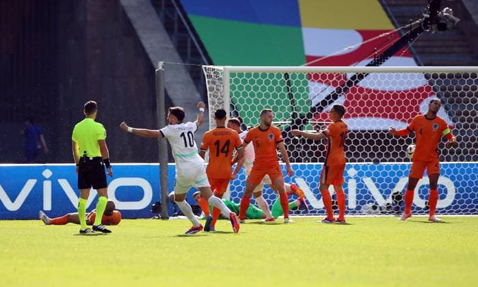 25.06.2024, xtgx, Fussball EM 2024, Niederlande - Österreich emspor, v.l. Bryan Brobbey (Niederlande) Eigentor 1:0 Österreich, Patrick Wimmer (Oesterreich), Alexander Prass (Oesterreich) (DFL DFB REGULATIONS PROHIBIT ANY USE OF PHOTOGRAPHS as IMAGE SEQUENCES and or QUASI-VIDEO) Berlin