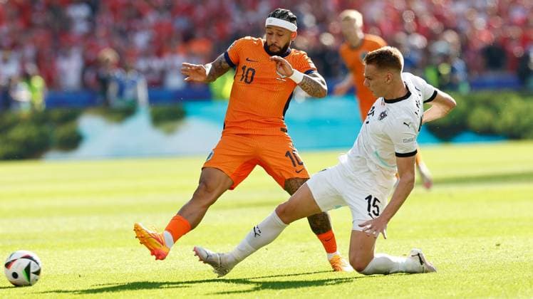BERLIN, Olympia Stadium , 25-06-2024 , European Football Championship Euro2024, Group stage match no.31 between Netherlands and Austria, Netherlands player Memphis Depay, Austria player Philipp Lienhart Netherlands - Austria (Euro2024)  x25595891x Copyright:
