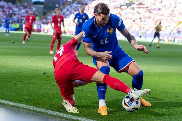 UEFA EURO, EM, Europameisterschaft,Fussball 2024: Frankreich - Polen; 25.06.2024 Przemyslaw Frankowski (Polen, 19) im Zweikampf mit Theo Hernandez (Frankreich, 22). UEFA EURO 2024: Frankreich - Polen; BVB Stadion Dortmund, Dortmund, am 25.06.2024 Copyright: xBEAUTIFULxSPORTS Meuselx