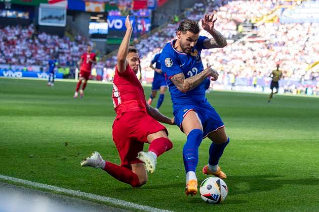 UEFA EURO, EM, Europameisterschaft,Fussball 2024: Frankreich - Polen; 25.06.2024 Przemyslaw Frankowski (Polen, 19) im Zweikampf mit Theo Hernandez (Frankreich, 22). UEFA EURO 2024: Frankreich - Polen; BVB Stadion Dortmund, Dortmund, am 25.06.2024 Copyright: xBEAUTIFULxSPORTS Meuselx