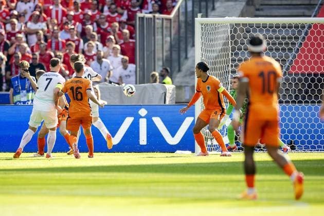 BERLIN - Virgil van Dijk of Holland sees the 0-1 fall to Austria during the UEFA EURO, EM, Europameisterschaft,Fussball 2024 group D match between the Netherlands and Austria at the Olympiastadion on June 25, 2024 in Berlin, Germany. ANP KOEN VAN WEEL UEFA EURO 2024 2024 xVIxANPxSportx xxANPxIVx 502040812 originalFilename: 502040812.jpg