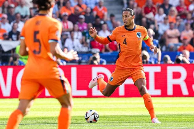 2024-06-25 Netherlands v Austria - Group D - UEFA EURO, EM, Europameisterschaft,Fussball 2024 BERLIN, GERMANY - JUNE 25: Virgil van Dijk of the Netherlands runs with the ball during the Group D - UEFA EURO 2024 match between Netherlands and Austria at Olympiastadion on June 25, 2024 in Berlin, Germany. (Photo by Peter Lous BSR Agency) Berlin Germany Content not available for redistribution in The Netherlands directly or indirectly through any third parties. Copyright: xBSRxAgencyx