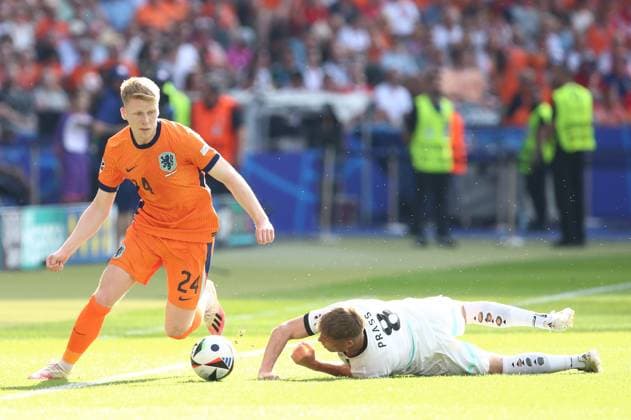 25.06.2024, xtgx, Fussball EM 2024, Niederlande - Österreich emspor, v.l. Jerdy Schouten (Niederlande), Alexander Prass (Oesterreich) (DFL DFB REGULATIONS PROHIBIT ANY USE OF PHOTOGRAPHS as IMAGE SEQUENCES and or QUASI-VIDEO) Berlin