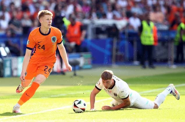 25.06.2024, xtgx, Fussball EM 2024, Niederlande - Österreich emspor, v.l. Jerdy Schouten (Niederlande), Alexander Prass (Oesterreich) (DFL DFB REGULATIONS PROHIBIT ANY USE OF PHOTOGRAPHS as IMAGE SEQUENCES and or QUASI-VIDEO) Berlin