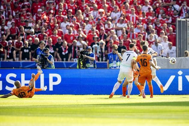 BERLIN - Donyell Malen of Holland (l) scores an own goal, the 0-1 against Austria during the UEFA EURO, EM, Europameisterschaft,Fussball 2024 group D match between the Netherlands and Austria at the Olympiastadion on June 25, 2024 in Berlin, Germany. ANP KOEN VAN WEEL UEFA EURO 2024 2024 xVIxANPxSportx xxANPxIVx 502040890 originalFilename: 502040890.jpg
