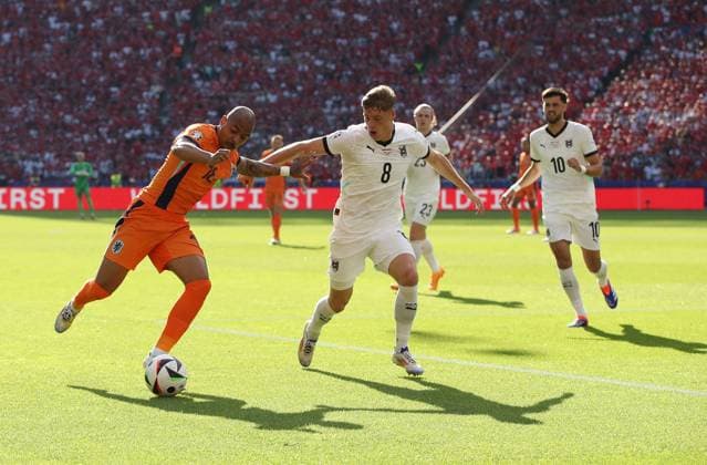 25.06.2024, xtgx, Fussball EM 2024, Niederlande - Österreich emspor, v.l. Donyell Malen (Niederlande), Alexander Prass (Oesterreich), Florian Grillitsch (Oesterreich) (DFL DFB REGULATIONS PROHIBIT ANY USE OF PHOTOGRAPHS as IMAGE SEQUENCES and or QUASI-VIDEO) Berlin