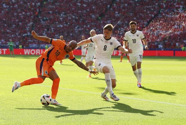 25.06.2024, xtgx, Fussball EM 2024, Niederlande - Österreich emspor, v.l. Donyell Malen (Niederlande), Alexander Prass (Oesterreich), Florian Grillitsch (Oesterreich) (DFL DFB REGULATIONS PROHIBIT ANY USE OF PHOTOGRAPHS as IMAGE SEQUENCES and or QUASI-VIDEO) Berlin