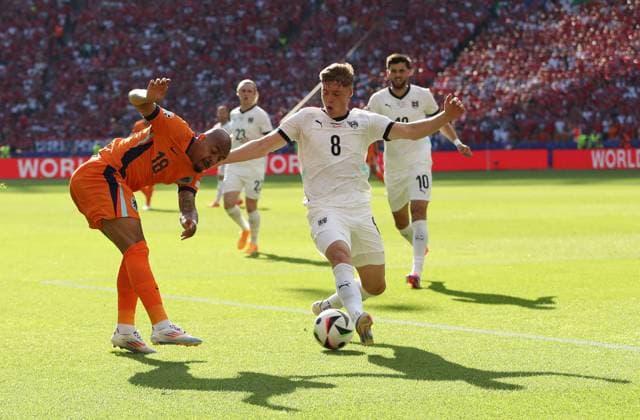 25.06.2024, xtgx, Fussball EM 2024, Niederlande - Österreich emspor, v.l. Donyell Malen (Niederlande), Alexander Prass (Oesterreich), Florian Grillitsch (Oesterreich) (DFL DFB REGULATIONS PROHIBIT ANY USE OF PHOTOGRAPHS as IMAGE SEQUENCES and or QUASI-VIDEO) Berlin