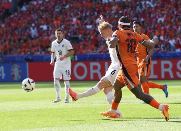 25.06.2024, xtgx, Fussball EM 2024, Niederlande - Österreich emspor, v.l. Nicolas Seiwald (Oesterreich), Memphis Depay (Niederlande) (DFL DFB REGULATIONS PROHIBIT ANY USE OF PHOTOGRAPHS as IMAGE SEQUENCES and or QUASI-VIDEO) Berlin