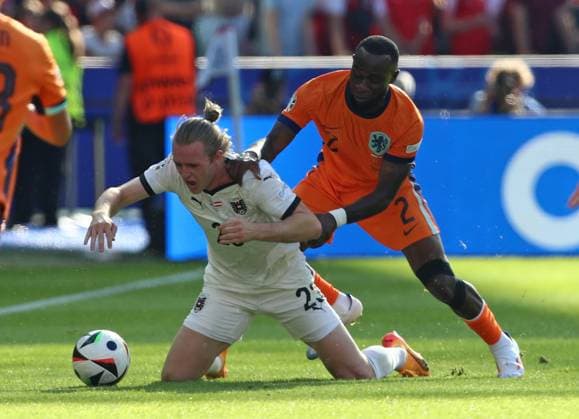 25.06.2024, xtgx, Fussball EM 2024, Niederlande - Österreich emspor, v.l. Patrick Wimmer (Oesterreich), Lutsharel Geertruida (Niederlande) (DFL DFB REGULATIONS PROHIBIT ANY USE OF PHOTOGRAPHS as IMAGE SEQUENCES and or QUASI-VIDEO) Berlin