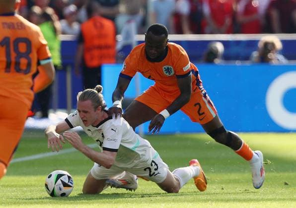 25.06.2024, xtgx, Fussball EM 2024, Niederlande - Österreich emspor, v.l. Patrick Wimmer (Oesterreich), Lutsharel Geertruida (Niederlande) (DFL DFB REGULATIONS PROHIBIT ANY USE OF PHOTOGRAPHS as IMAGE SEQUENCES and or QUASI-VIDEO) Berlin