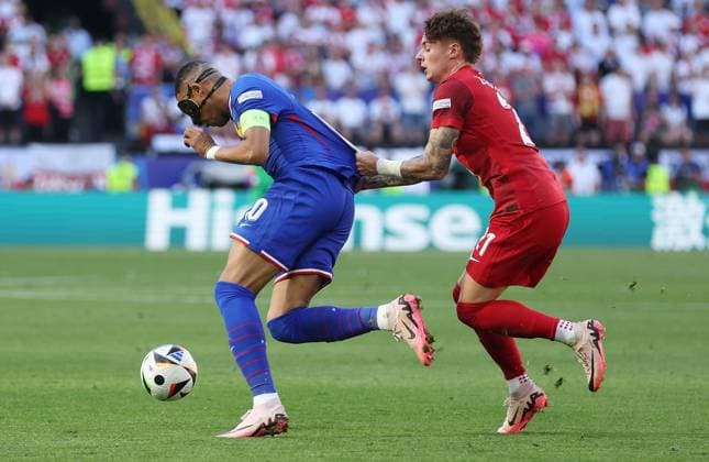 Kylian Mbappà of France is challenged by Nicola Zalewski of Poland France v Poland, UEFA European Championship, EM, Europameisterschaft 2024, Group D, Football, BVB Stadion, Dortmund, Germany, 25 Jun 2024 EDITORIAL USE ONLY No use with unauthorised audio, video, data, fixture lists, club league logos or live services. Online in-match use limited to 120 images, no video emulation. No use in betting, games or single club league player publications. Copyright: xPaulxCurrie Shutterstockx 14555523bv