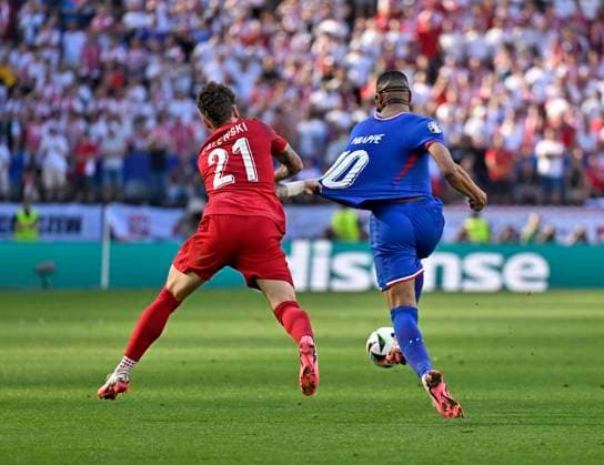 25.06.2024, Fussball UEFA EURO, EM, Europameisterschaft,Fussball 2024, Vorrunde, 3.Spieltag, Frankreich - Polen, im BVB-Stadion in Dortmund, Nicola Zalewski (Polen) zerrt am Trikot von Kylian Mbappe (Frankreich)