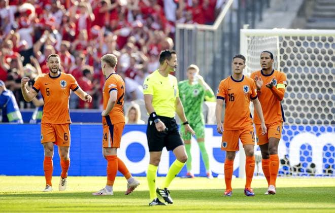 BERLIN - The players of the Dutch national team, Nationalteam react to the 0-1 for Austria during the UEFA EURO, EM, Europameisterschaft,Fussball 2024 group D match between the Netherlands and Austria at the Olympiastadion on June 25, 2024 in Berlin, Germany. ANP KOEN VAN WEEL UEFA EURO 2024 2024 xVIxANPxSportx xxANPxIVx 502041405 originalFilename: 502041405.jpg