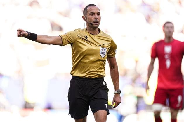 2024-06-25 France v Poland - Group D - UEFA EURO, EM, Europameisterschaft,Fussball 2024 DORTMUND, GERMANY - JUNE 25: referee Marco Guida pointing during the Group D - UEFA EURO 2024 match between France and Poland at BVB Stadion Dortmund on June 25, 2024 in Dortmund, Germany. (Photo by Joris Verwijst BSR Agency) Dortmund Germany Content not available for redistribution in The Netherlands directly or indirectly through any third parties. Copyright: xBSRxAgencyx