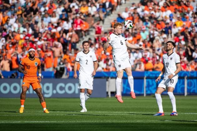 Nicolas Seiwald (Oesterreich, 06) am Ball, daneben Florian Grillitsch (Oesterreich, 10), Maximilian Woeber (Oesterreich, 02), GER, Netherlands (NED) vs Austria (AUT), Fussball Europameisterschaft, UEFA EURO, EM, Europameisterschaft,Fussball 2024, Gruppe D, 3. Spieltag, 25.06.2024 GER, Netherlands (NED) vs Austria (AUT), Fussball Europameisterschaft, UEFA EURO 2024, Gruppe D, 3. Spieltag, 25.06.2024 Berlin Copyright: xEibner-Pressefoto Memmlerx EP_MMR