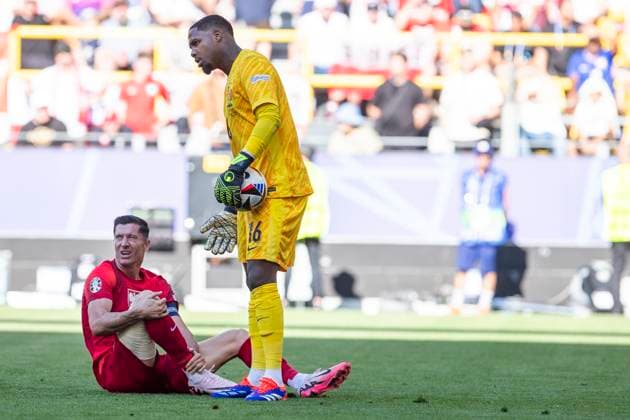UEFA EURO, EM, Europameisterschaft,Fussball 2024: Frankreich - Polen; 25.06.2024 Robert Lewandowski (Polen, 9) am Boden, Mike Maignan (Frankreich, 16). UEFA EURO 2024: Frankreich - Polen; BVB Stadion Dortmund, Dortmund, am 25.06.2024 Copyright: xBEAUTIFULxSPORTS Meuselx