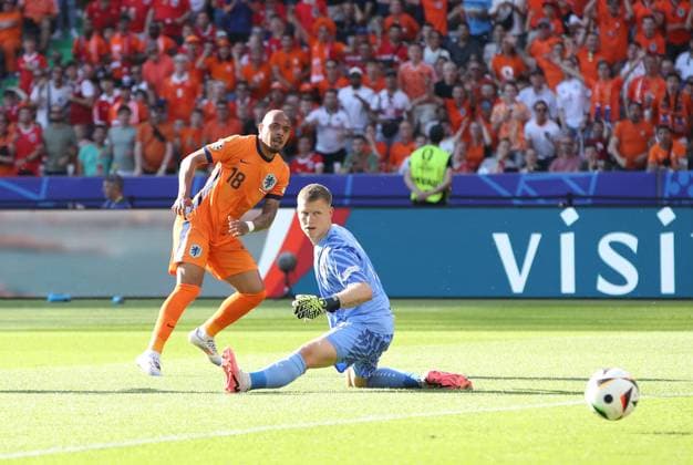 25.06.2024, xtgx, Fussball EM 2024, Niederlande - Österreich emspor, v.l. Donyell Malen (Niederlande), Patrick Pentz (Oesterreich) (DFL DFB REGULATIONS PROHIBIT ANY USE OF PHOTOGRAPHS as IMAGE SEQUENCES and or QUASI-VIDEO) Berlin