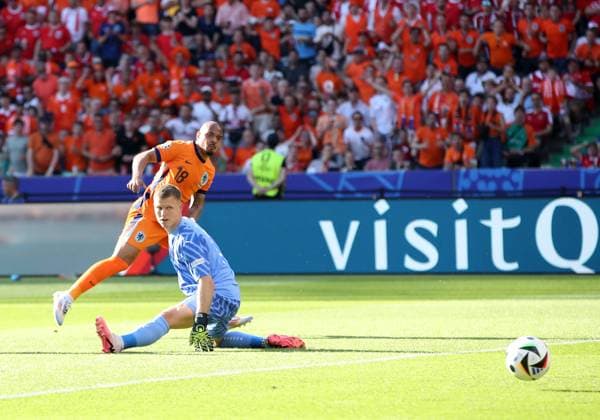 25.06.2024, xtgx, Fussball EM 2024, Niederlande - Österreich emspor, v.l. Donyell Malen (Niederlande), Patrick Pentz (Oesterreich) (DFL DFB REGULATIONS PROHIBIT ANY USE OF PHOTOGRAPHS as IMAGE SEQUENCES and or QUASI-VIDEO) Berlin
