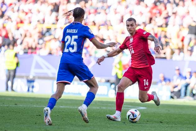 UEFA EURO, EM, Europameisterschaft,Fussball 2024: Frankreich - Polen; 25.06.2024 Jakub Kiwior (Polen, 14), Bradley Barcola (Frankreich, 25). UEFA EURO 2024: Frankreich - Polen; BVB Stadion Dortmund, Dortmund, am 25.06.2024 Copyright: xBEAUTIFULxSPORTS Meuselx