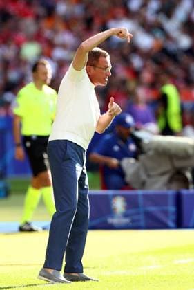 25.06.2024, xtgx, Fussball EM 2024, Niederlande - Österreich emspor, v.l. Trainer Ralf Rangnick (Oesterreich) gibt Anweisungen, gestikuliert, mit den Armen gestikulieren gives instructions, gesticulate (DFL DFB REGULATIONS PROHIBIT ANY USE OF PHOTOGRAPHS as IMAGE SEQUENCES and or QUASI-VIDEO) Berlin