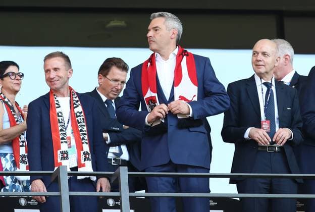 25.06.2024, xtgx, Fussball EM 2024, Niederlande - Österreich emspor, v.l. Klaus Mitterdorfer (ÖFB-Präsidenten), Kanzler Karl Nehammer (Österreich), DFB Praesident Bernd Neuendorf (Deutscher Fussball-Bund) (DFL DFB REGULATIONS PROHIBIT ANY USE OF PHOTOGRAPHS as IMAGE SEQUENCES and or QUASI-VIDEO) Berlin