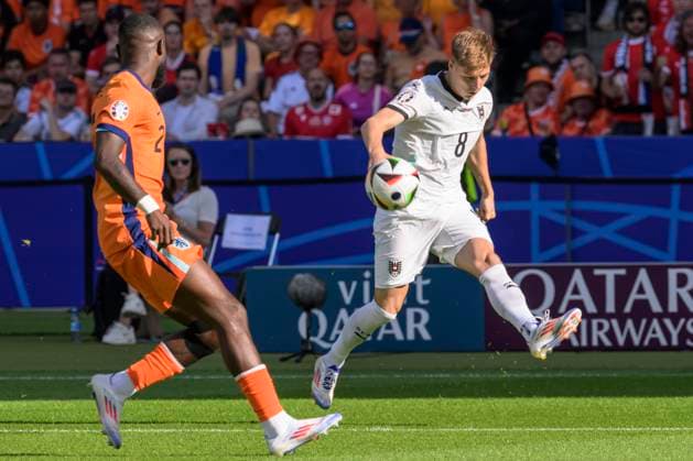 GER, Berlin, Fussball, Oesterreich vs. Niederlande, Gruppe D, Gruppenphase, UEFA EURO, EM, Europameisterschaft,Fussball 2024, SP, Olympia - Stadion Berlin, v.l. Lutsharel Geertruida (NED), Alexander Prass (Austria), Zweikampf, Action, Kampf, kaempft um den Ball, 25.06. 2024, Copyright: HMBxMedia UwexKoch