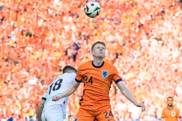 GER, Berlin, Fussball, Oesterreich vs. Niederlande, Gruppe D, Gruppenphase, UEFA EURO, EM, Europameisterschaft,Fussball 2024, SP, Olympia - Stadion Berlin, v.l. Romano Schmid (Austria), Jerdy Schouten (NED), Zweikampf, Action, Kampf, kaempft um den Ball, 25.06. 2024, Copyright: HMBxMedia UwexKoch