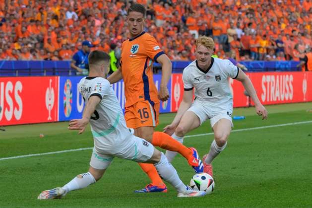 GER, Berlin, Fussball, Oesterreich vs. Niederlande, Gruppe D, Gruppenphase, UEFA EURO, EM, Europameisterschaft,Fussball 2024, SP, Olympia - Stadion Berlin, v.l. Romano Schmid (Austria), Joey Veerman (NED), Nicolas Seiwald (Austria), Zweikampf, Action, Kampf, kaempft um den Ball, 25.06. 2024, Copyright: HMBxMedia UwexKoch