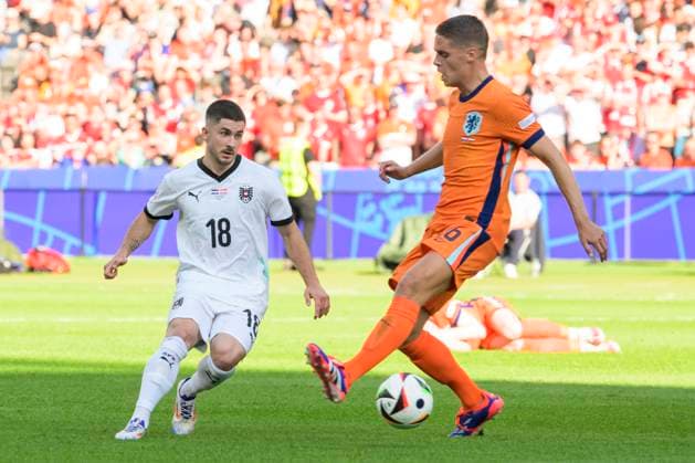 GER, Berlin, Fussball, Oesterreich vs. Niederlande, Gruppe D, Gruppenphase, UEFA EURO, EM, Europameisterschaft,Fussball 2024, SP, Olympia - Stadion Berlin, v.l. Romano Schmid (Austria), Joey Veerman (NED), Zweikampf, Action, Kampf, kaempft um den Ball, 25.06. 2024, Copyright: HMBxMedia UwexKoch