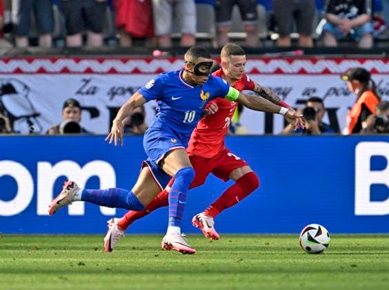 25.06.2024, Fussball UEFA EURO, EM, Europameisterschaft,Fussball 2024, Vorrunde, 3.Spieltag, Frankreich - Polen, im BVB-Stadion in Dortmund, Kylian Mbappe (Frankreich) setzt sich durch,